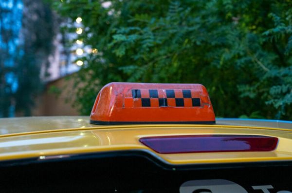 Запрет на работу в такси не по месту регистрации предложили отменить