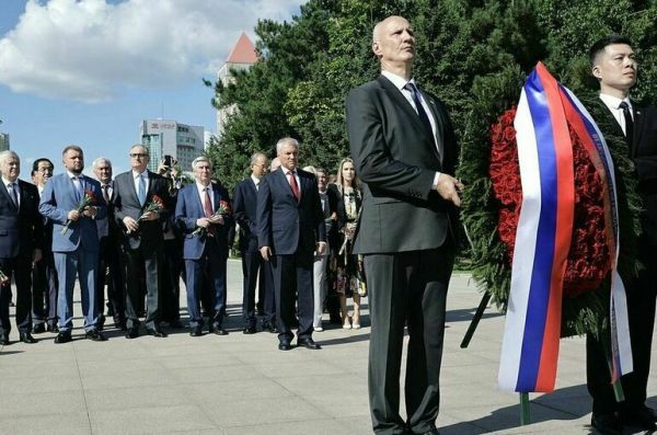 Володин возложил венок к мемориалу советским летчикам-освободителям в Чанчуне Володин возложил венок к мемориалу советским летчикам-освободителям в Чанчуне