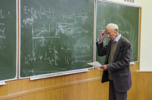 Преподавателям вузов в регионах предложили доплачивать надбавки за стаж Преподавателям вузов в регионах предложили доплачивать надбавки за стаж