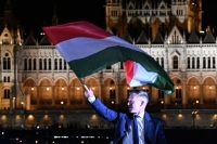 Свой был в доску: как Мадьяр обыграл Орбана