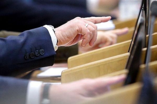 Госдума утвердила образцы удостоверений и нагрудных знаков депутатов 9-го созыва Госдума утвердила образцы удостоверений и нагрудных знаков депутатов 9-го созыва