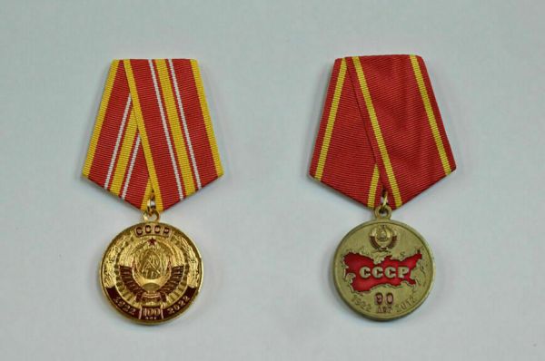 Откуда у депутатов и сенаторов значки появились Откуда у депутатов и сенаторов значки появились