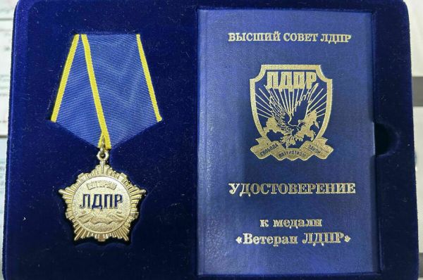 Откуда у депутатов и сенаторов значки появились Откуда у депутатов и сенаторов значки появились