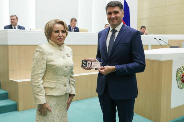 Откуда у депутатов и сенаторов значки появились Откуда у депутатов и сенаторов значки появились