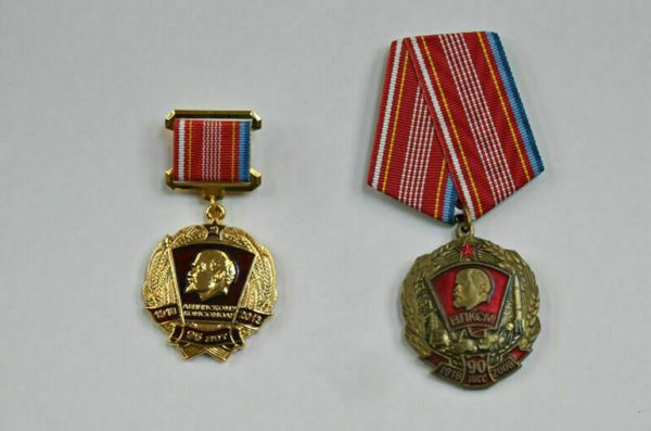 Откуда у депутатов и сенаторов значки появились Откуда у депутатов и сенаторов значки появились